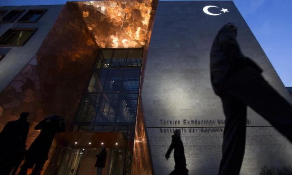 Αποκάλυψη: Τουρκικές Πρεσβείες & Προξενεία κατασκοπεύουν Τούρκους απόδημους